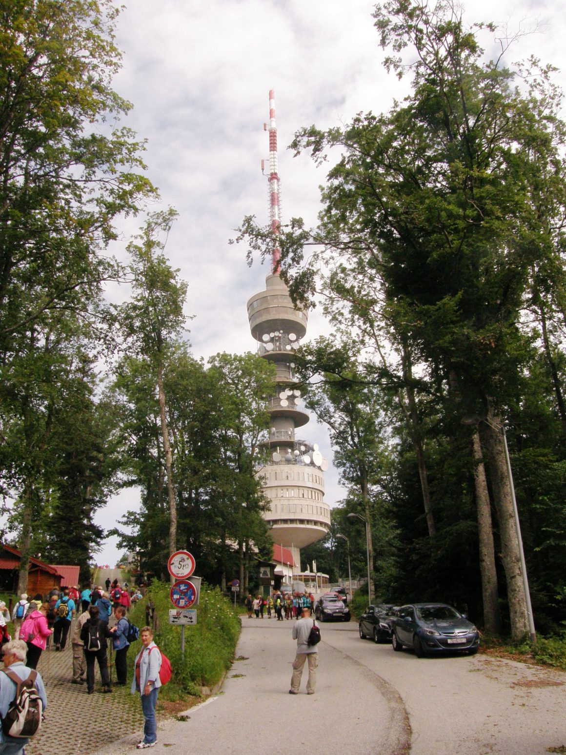 Pohodništvo, izleti in druženja ter samopomoč